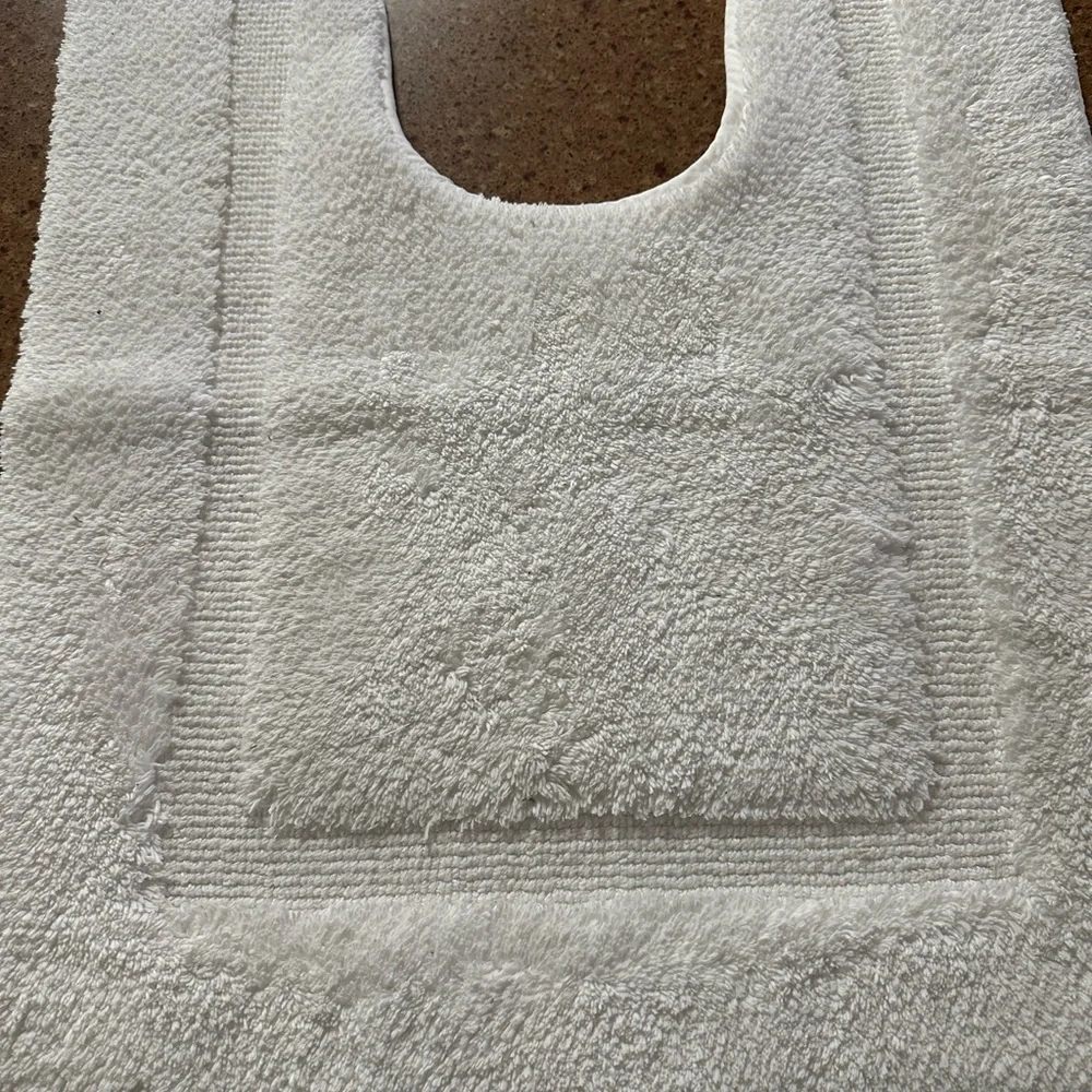 Plush Luxurious White Bathroom Mat